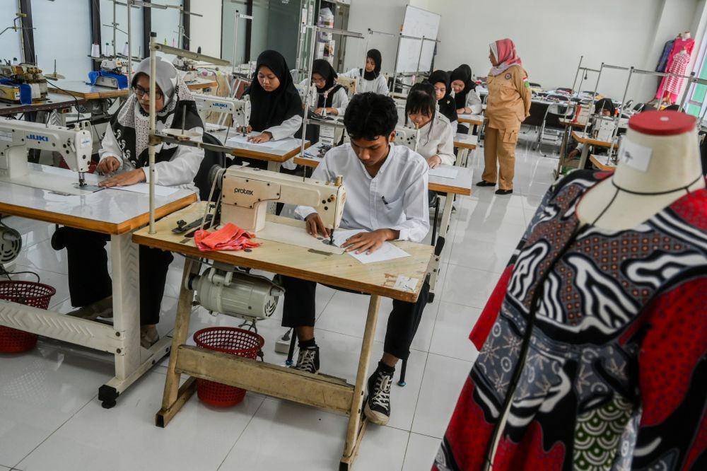 Ilustrasi pelatihan tenaga kerja (ANTARA FOTO/ Rivan Awal Lingga)