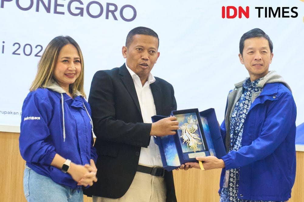 Wakil Presiden Direktur BCA, Armand W Hartono (kanan) dan Rektor Undip Semarang, Suharnomo (tengah) saat acara BCA Berbagi Ilmu di Undip Semarang (IDN Times/Dhana Kencana)