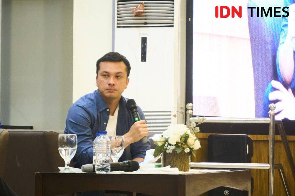 Duta Bakti BCA, Nicholas Saputra saat acara BCA Berbagi Ilmu di Undip Semarang. (IDN Times/Dhana Kencana)