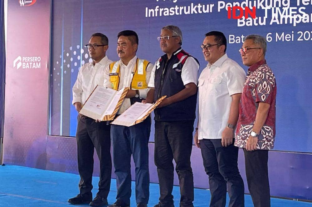 Perwakilan WSBP Tbk bersama perwakilan Persero Batam dalam sesi foto bersama (IDN Times/Putra Gema Pamungkas)