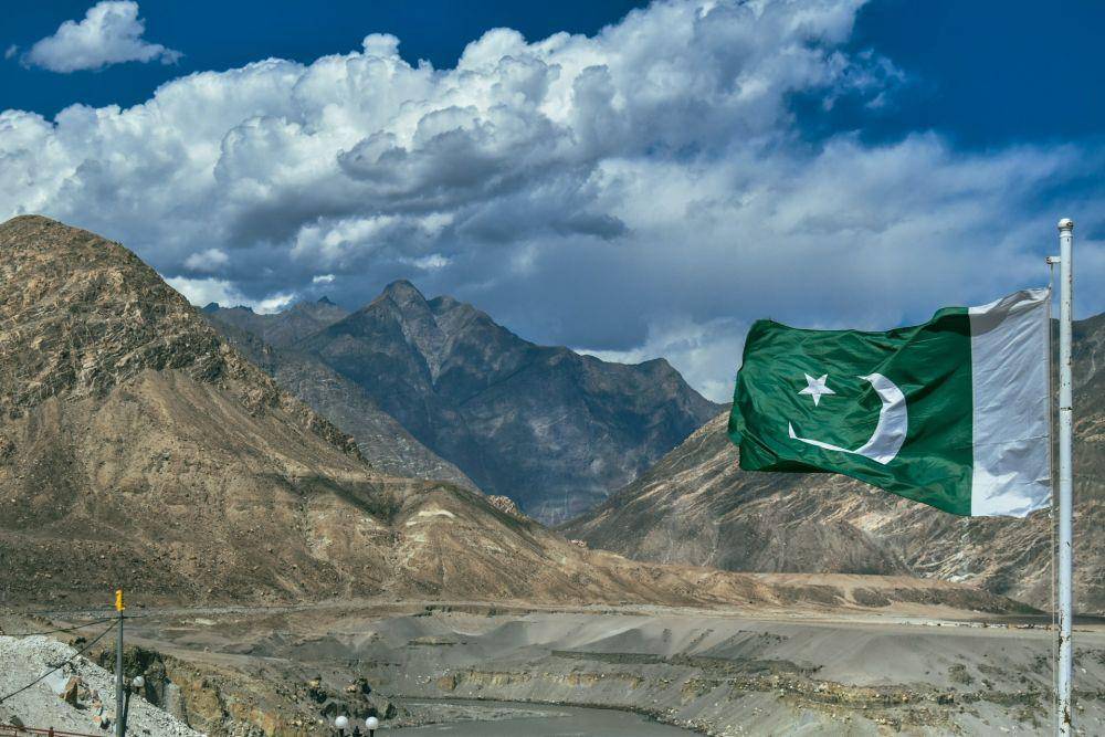 Potret bendera negara Pakistan (unsplash.com/burhanahmad_18)