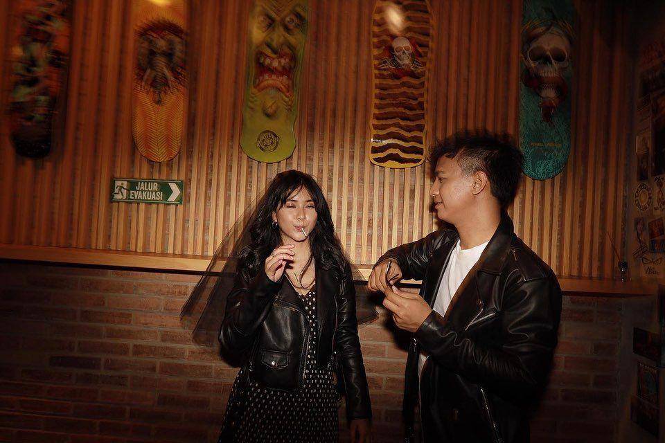 prewed baju hitam casual (instagram.com/dindazani)