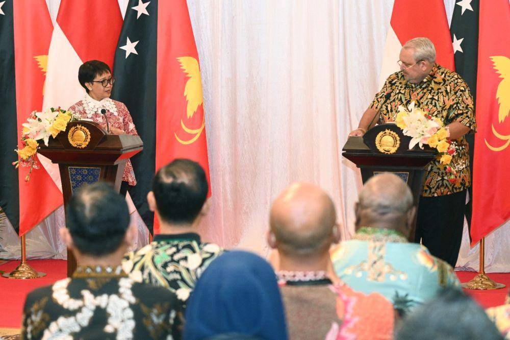 Menteri Luar Negeri RI Retno Marsudi dan Menteri Luar Negeri Papua Nugini Justin Tkatchenko. (dok. Kemlu RI)