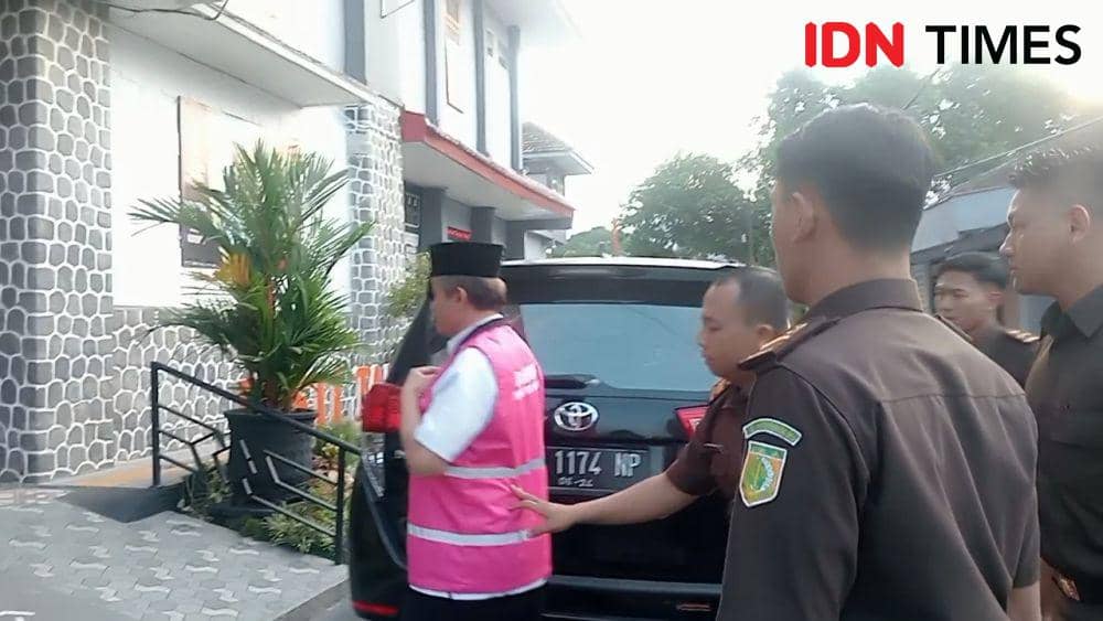Sumadi, kades Ngariboyo Magetan saat dijebloskan kepenjara oleh Kejari Magatan. IDN Times/ Riyanto