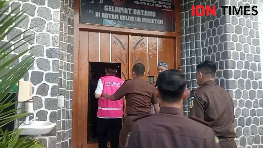 Sumadi, kades Ngariboyo Magetan saat dijebloskan kepenjara oleh Kejari Magatan. IDN Times/ Riyanto