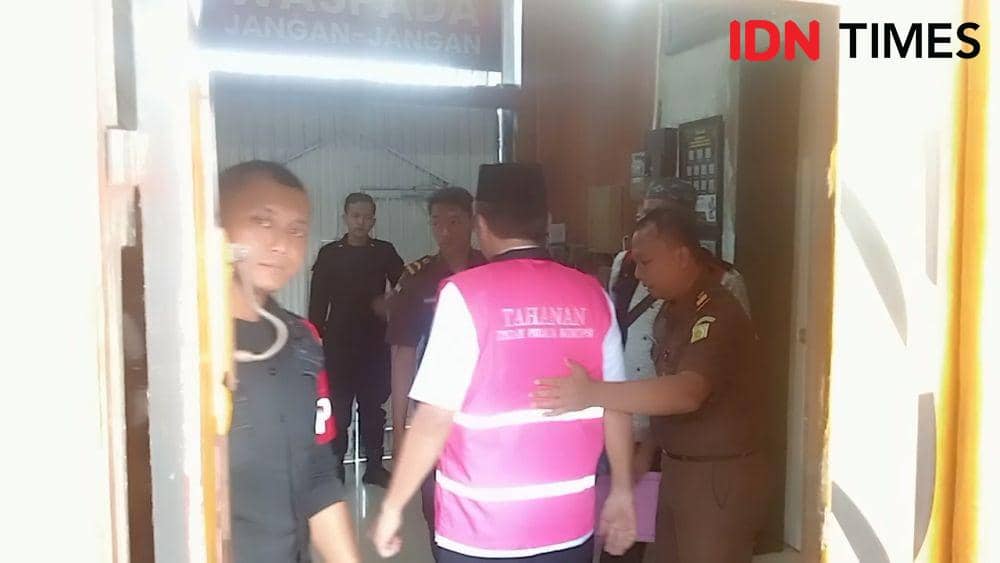 Sumadi, kades Ngariboyo Magetan saat dijebloskan kepenjara oleh Kejari Magatan. IDN Times/ Riyanto