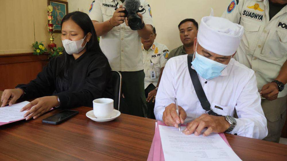 Pembinaan penari terkait pertunjukan kesenian Joged Bumbung di Desa Songan yang dinilai porno (Dok.IDN Times/istimewa)