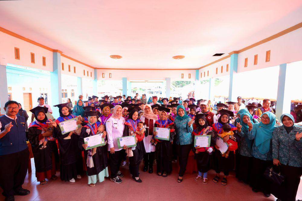Pemkab Banyuwangi menggalakkan pemberian air susu ibu (ASI) selama enam bulan hingga dua tahun pada anak. Untuk memotivasi para ibu, Banyuwangi memberikan reward daftar sekolah PAUD gratis bagi anak yang diberi ASI hingga usia dua tahun. (Dok. Pemkab Banyuwangi)
