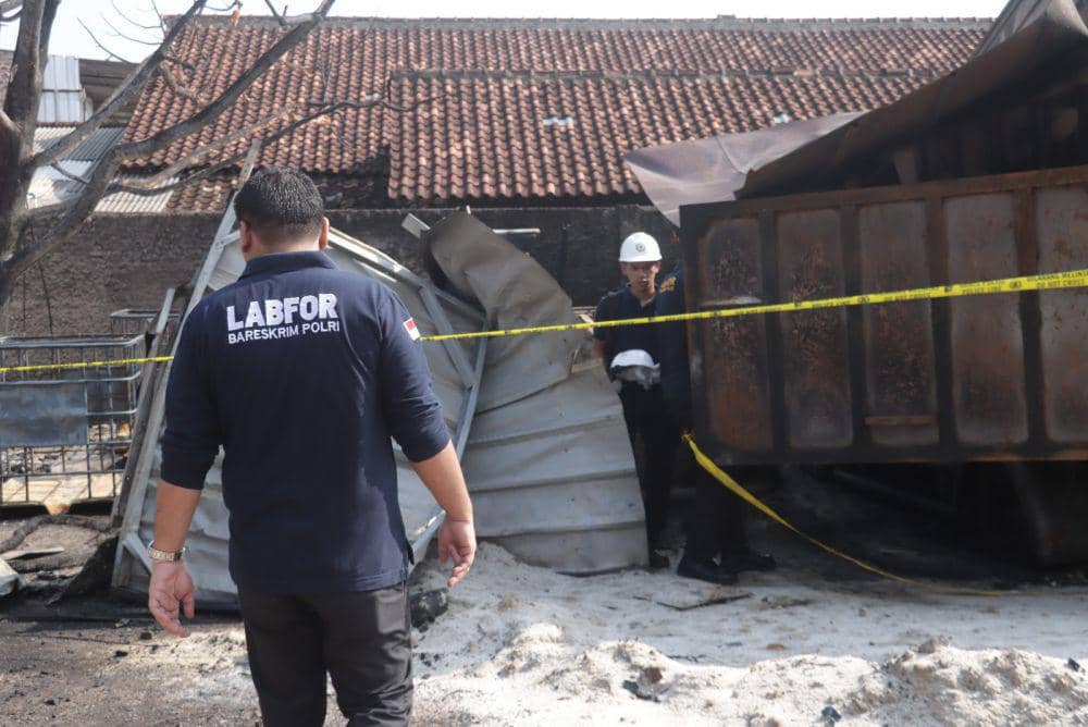 Olah TKP Gudang BBM Terbakar di Lamsel, Puslabfor Temui Ini di Lokasi!
