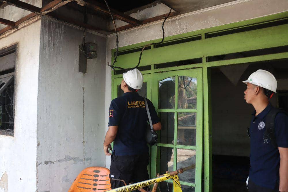 Kegiatan penyelidikan Tim Puslabfor Mabes Polri di gudang BBM terbakar di Desa Candimas, Natar, Lampung Selatan. (Dok. Polda Lampung).