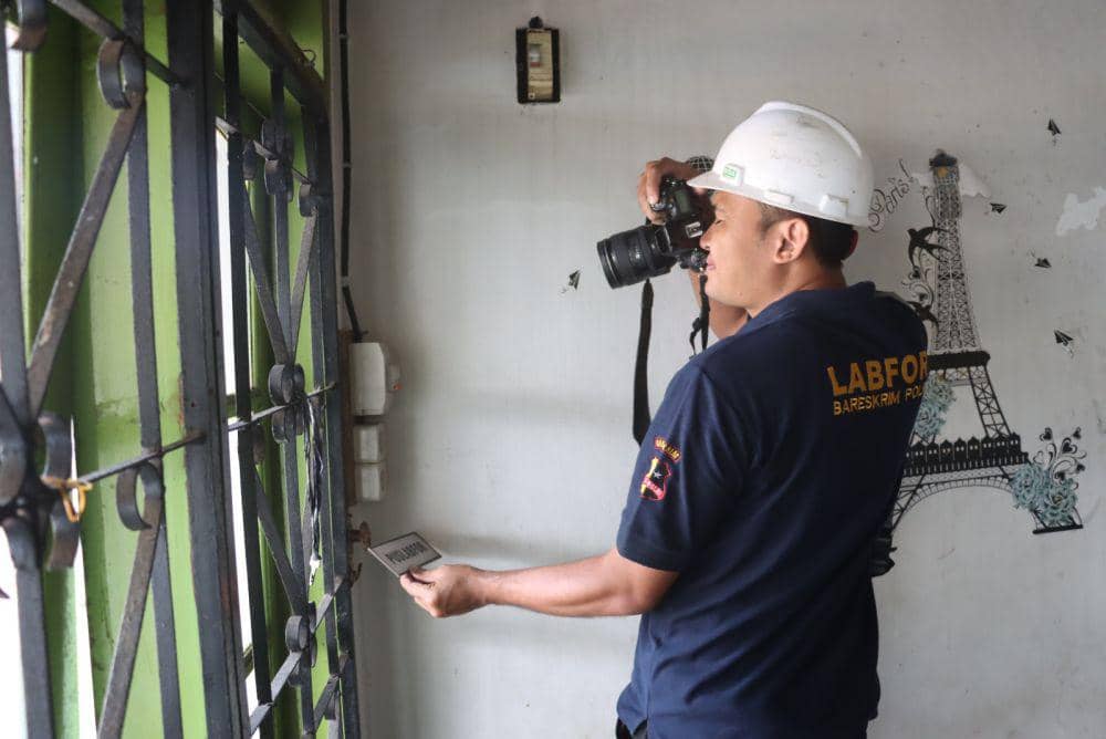 Kegiatan penyelidikan Tim Puslabfor Mabes Polri di gudang BBM terbakar di Desa Candimas, Natar, Lampung Selatan. (Dok. Polda Lampung).