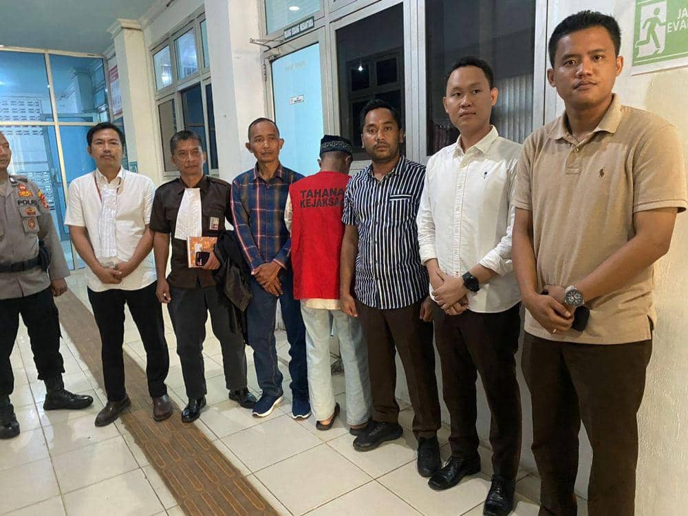 Terdakwa pembunuh Briptu Singgih, AEA kenakan rompi merah tahanan Kejari Lampung Tengah. (Dok. Kejari Lampung Tengah).