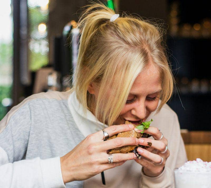 gambar seseorang yang sedang makan (unsplash.com/Louis Hansel)