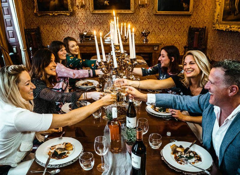 gambar orang memulai makan malam (unsplash.com/Sebastian Coman Photography)