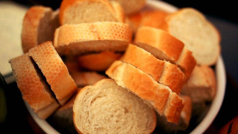 gambar sekeranjang roti (unsplash.com/Daria Nepriakhina)