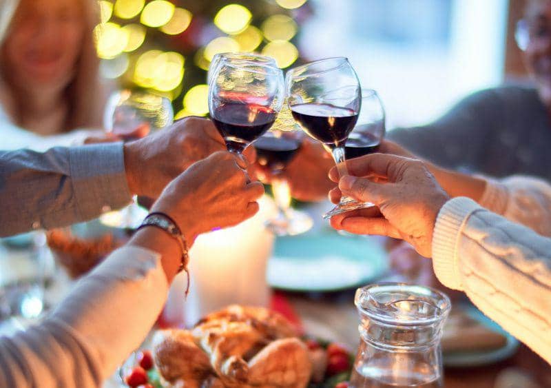 gambar orang-orang bersulang (unsplash.com/Scott Warman)