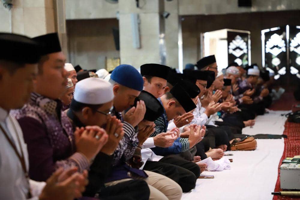 Jamaah haji asal Banjarmasin berdoa bersama.