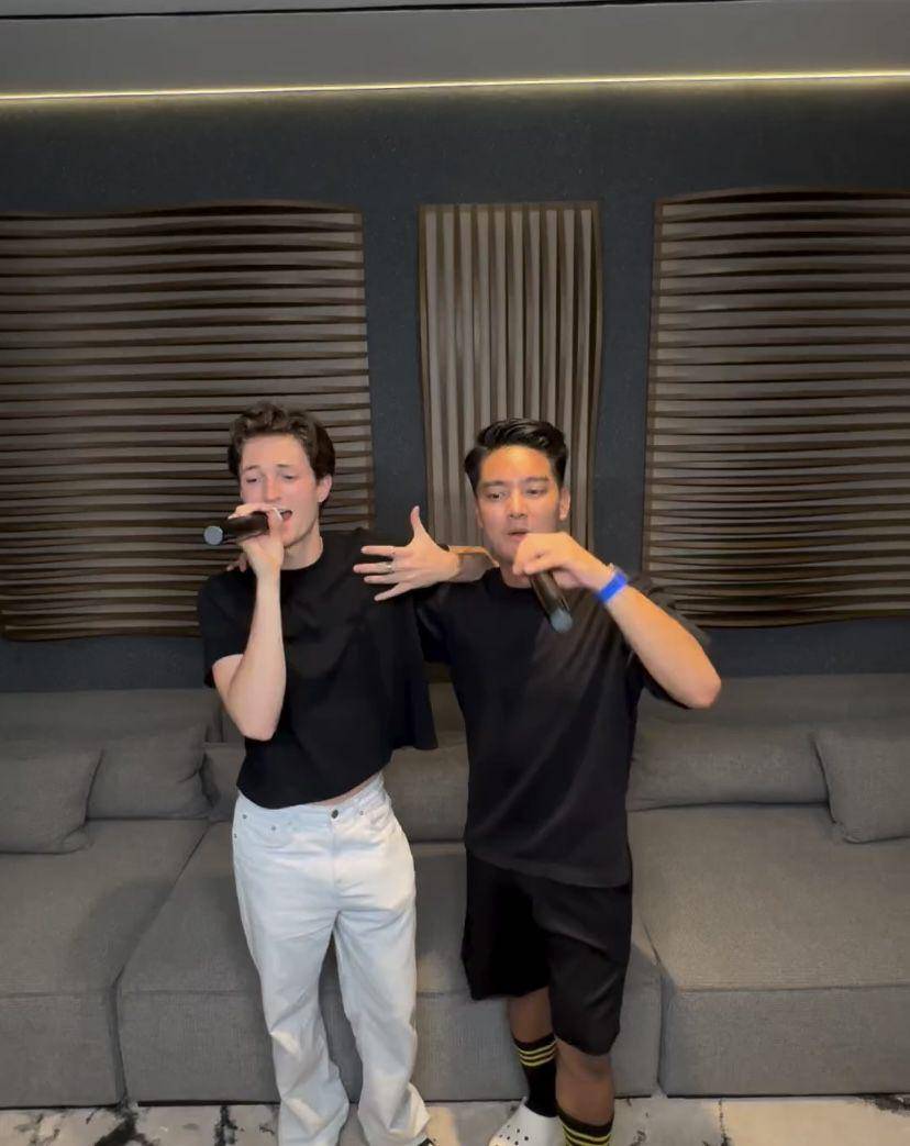 potret Boy William karaokean bareng Henry Moodie (Instagram.com/boywilliam17)