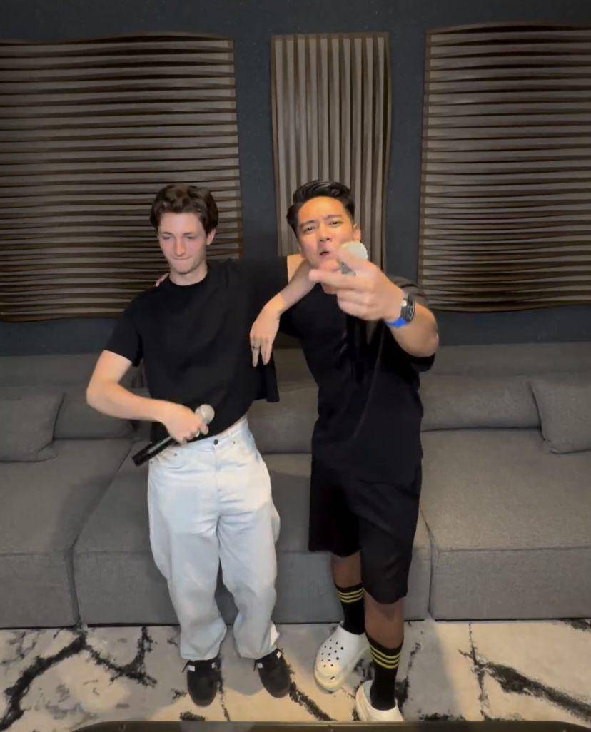 potret Boy William karaokean bareng Henry Moodie (Instagram.com/boywilliam17)