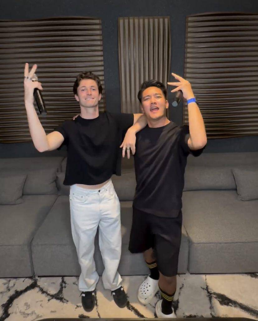 potret Boy William karaokean bareng Henry Moodie (Instagram.com/boywilliam17)