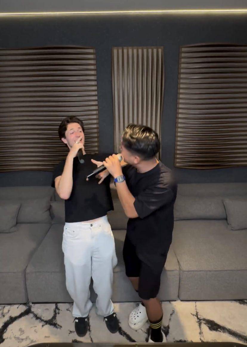 potret Boy William karaokean bareng Henry Moodie (Instagram.com/boywilliam17)
