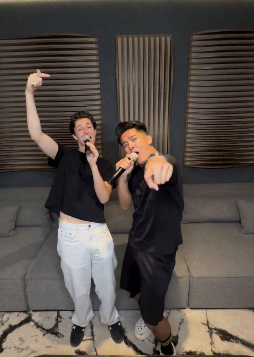 potret Boy William karaokean bareng Henry Moodie (Instagram.com/boywilliam17)