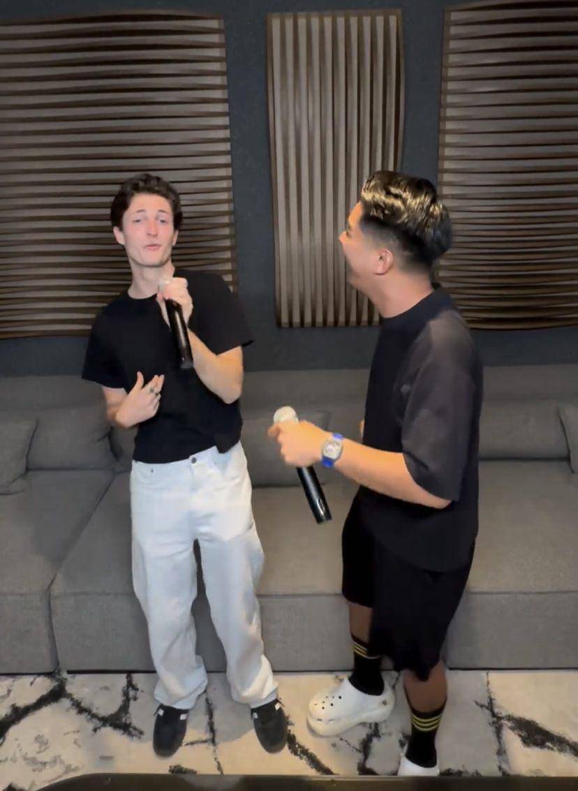 potret Boy William karaokean bareng Henry Moodie (Instagram.com/boywilliam17)