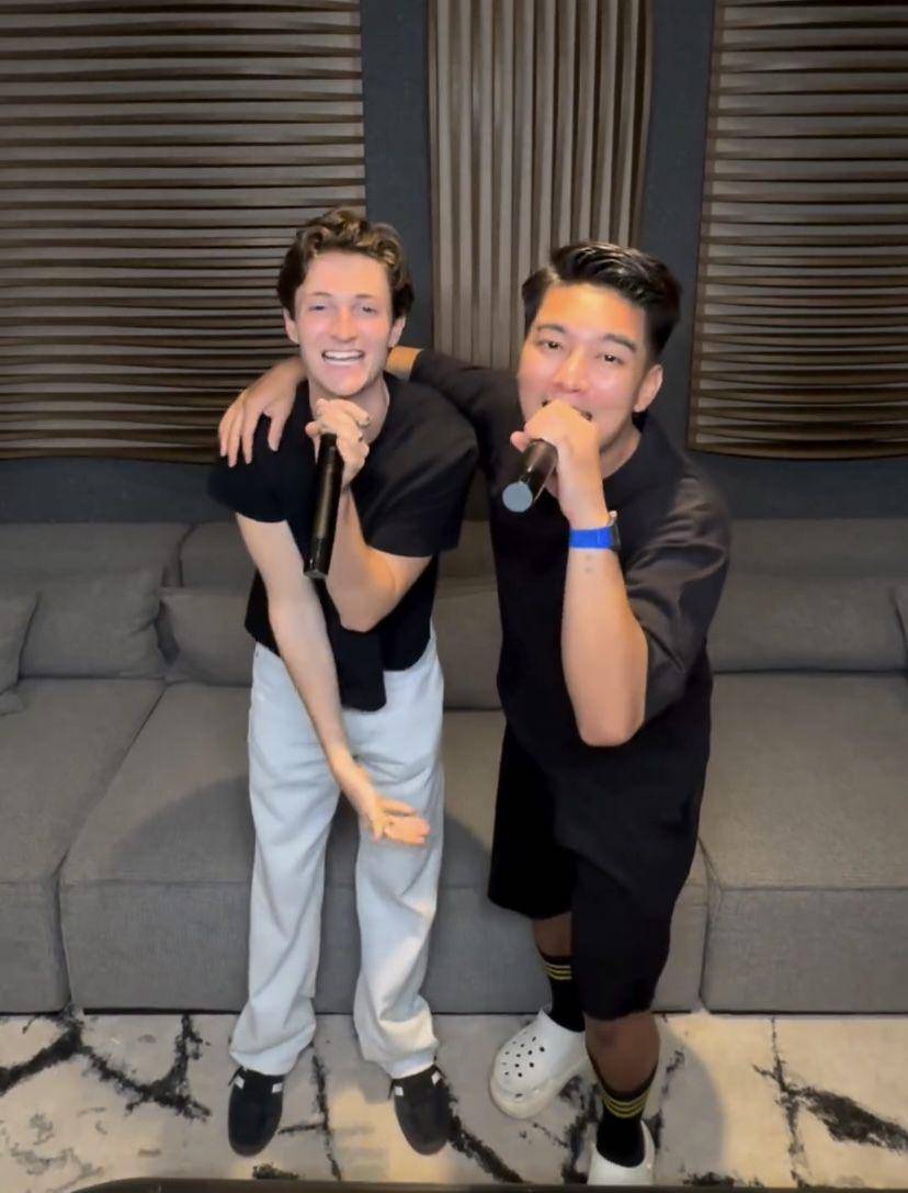 potret Boy William karaokean bareng Henry Moodie (Instagram.com/boywilliam17)