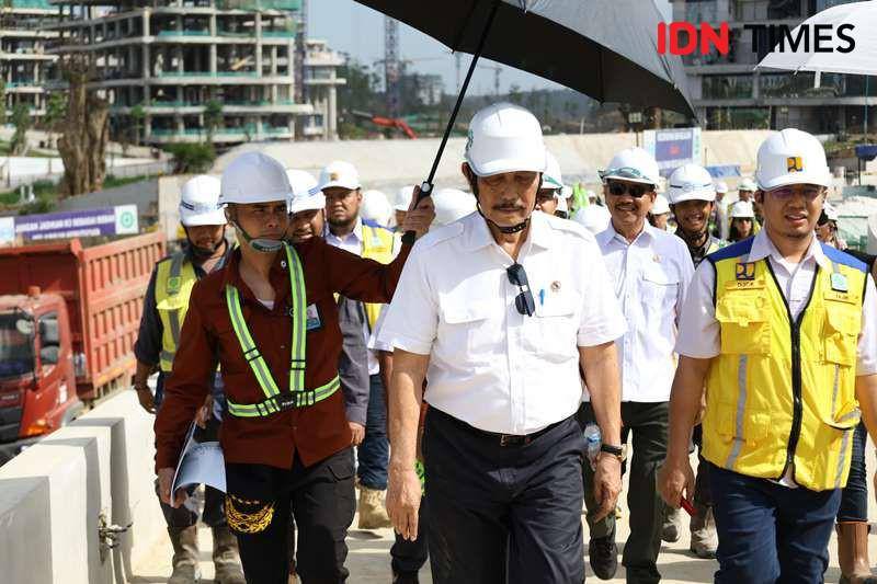 Menko Marves, Luhut Binsar Pandjaitan saat meninjau pembangunan IKN. Foto Humas OIKN (IDN Times/Ervan)