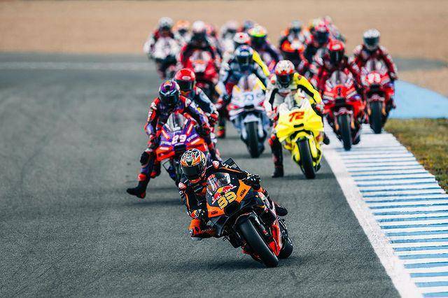 Saat Brad Binder memimpin balapan di sirkuit Jerez, Spanyol. (Instagram/bradbinder)