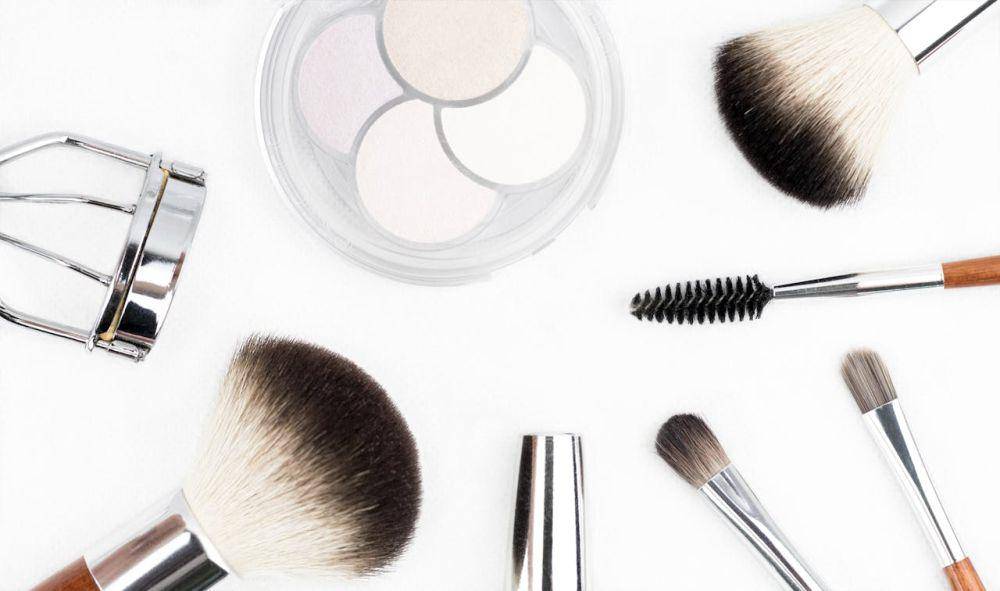 ilustrasi alat makeup untuk mata (pexels.com/Alex Kinkate)