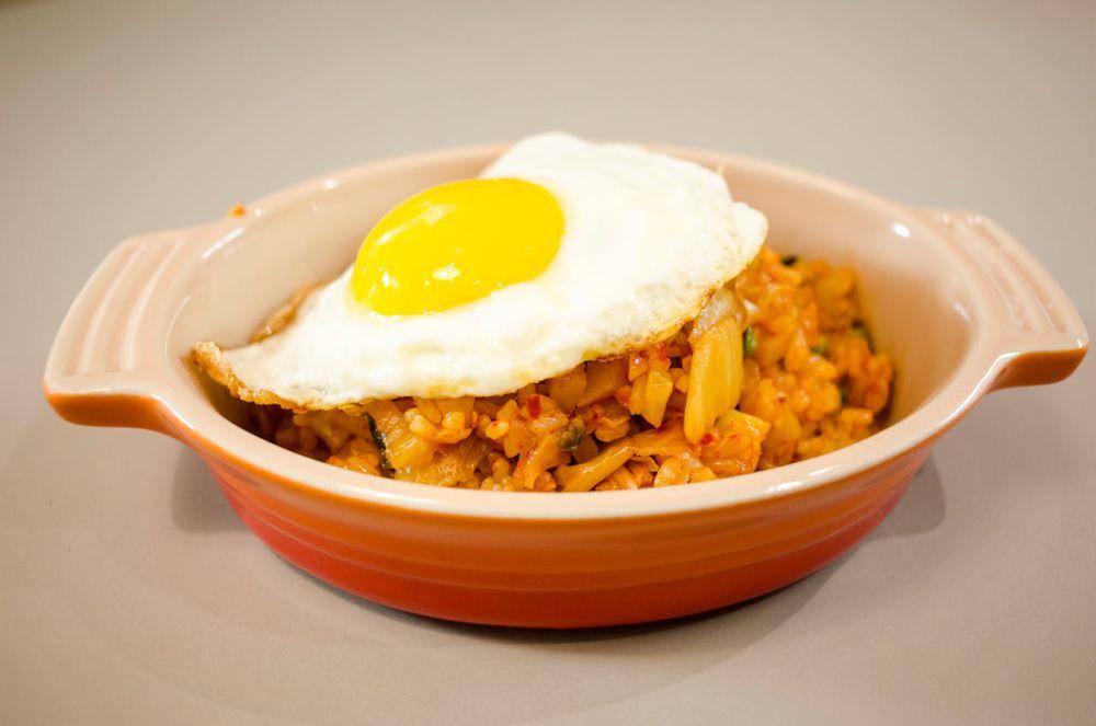 ilustrasi nasi goreng kimchi dengan telur (pexels.com/makafood)