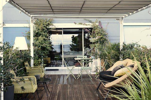 kursi di teras rumah (Pexel.com/Skylar Kang)