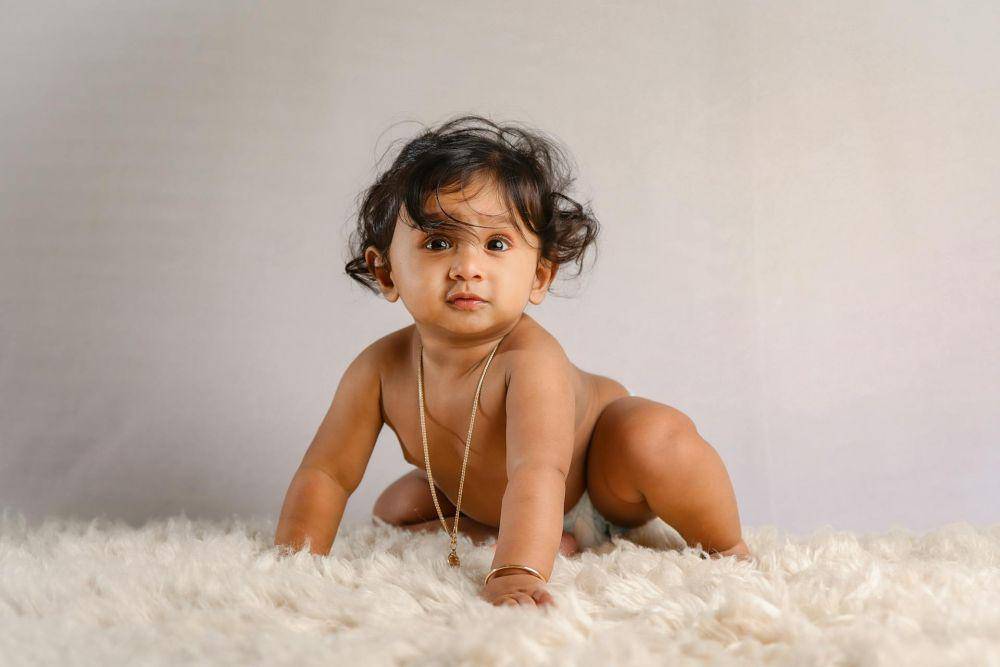 ilustrasi bayi memakai perhiasan (pexels.com/nilavan)