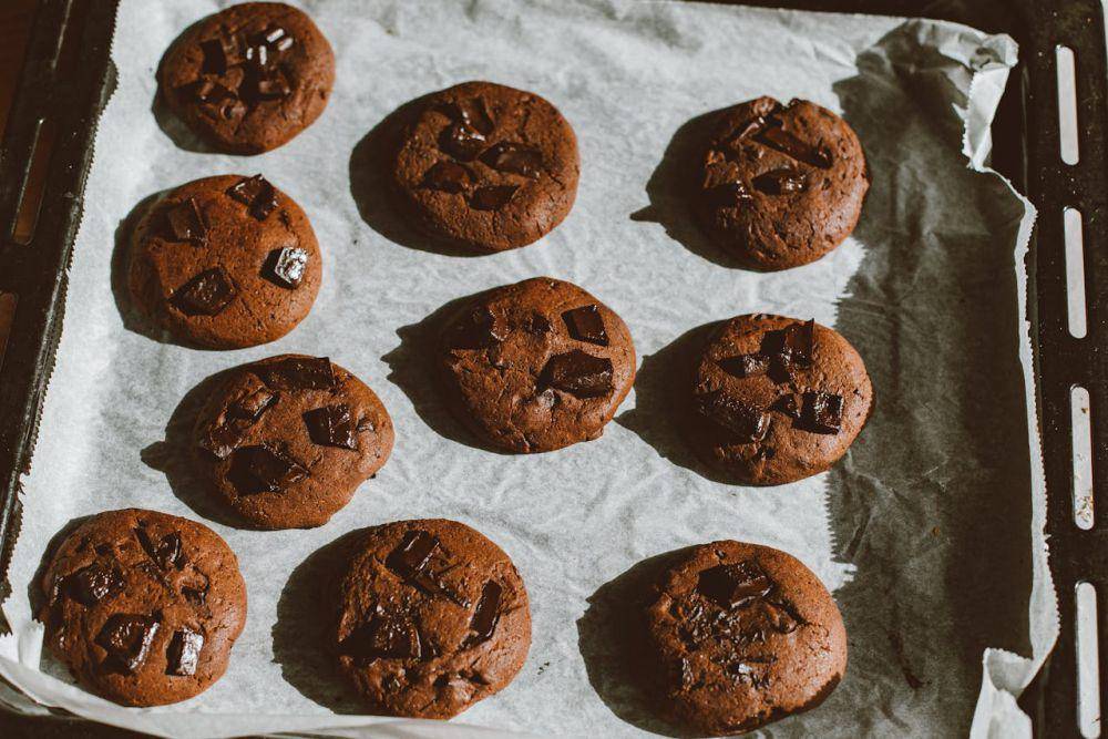 ilustrasi cookies di atas baking paper (pexels.com/ROMAN ODINTSOV)