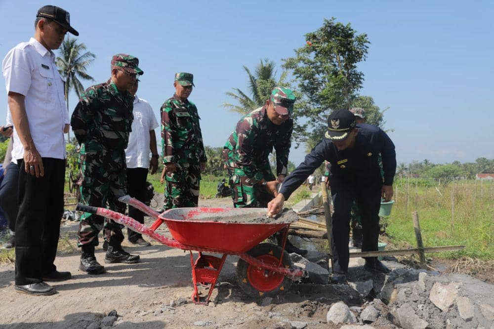 TNI Bersama Warga Sleman Bangun Talud dan Rumah Tak Layak Huni