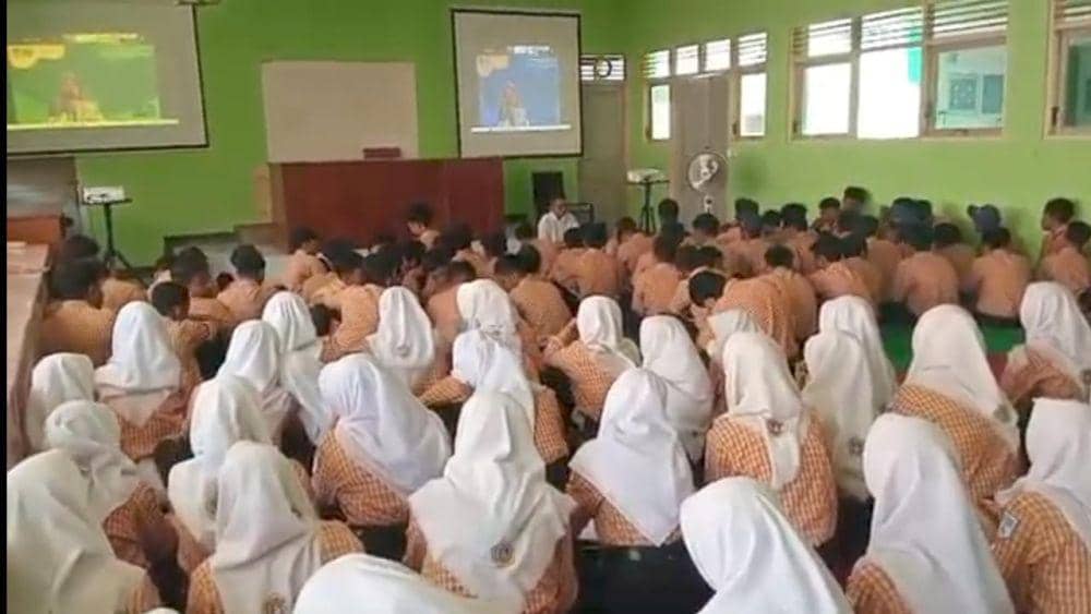 Literasi Digital Berinternet Aman Untuk Siswa SMA