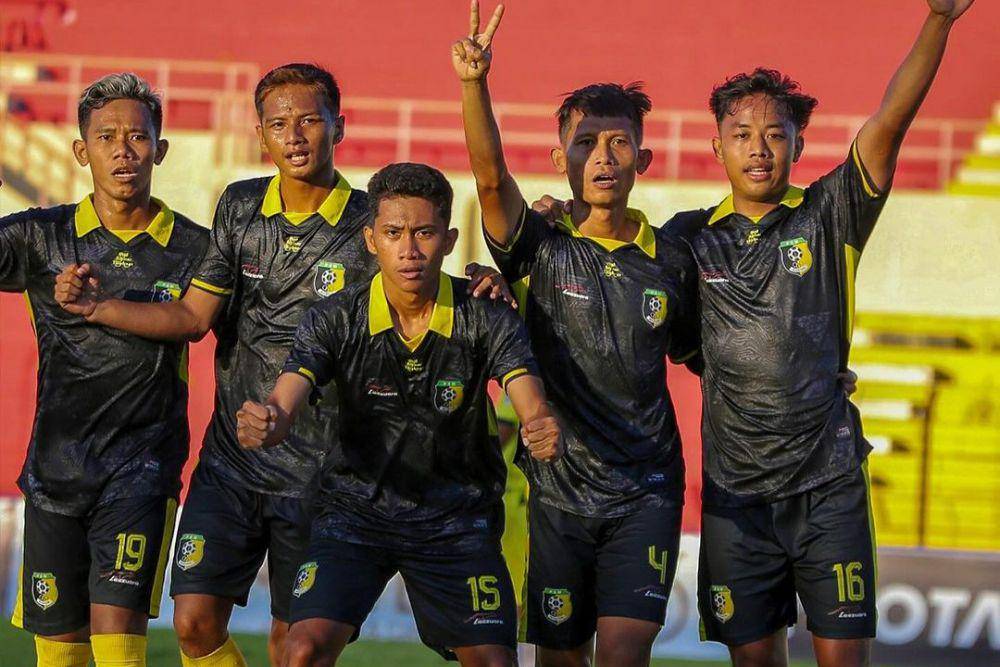 PSM Madiun dalam laga melawan Persikat Ketapang pada babak 80 besar Putaran Nasional Liga 3 2023/2024. (instagram.com/psmmadiunofficial)