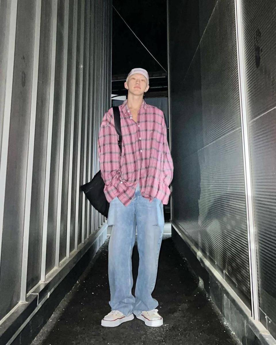 baggy jeans ala Hoshi SEVENTEEN (instagram.com/ho5hi_kwon)