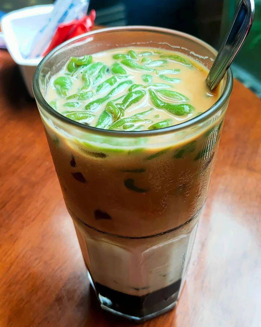 Es kopi susu cendol (instagram.com/merilimatmaja)
