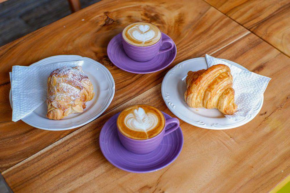 Kakiang Express yang menawarkan secangkir kopi dan pastry (Instagram/@kakiangbakery)