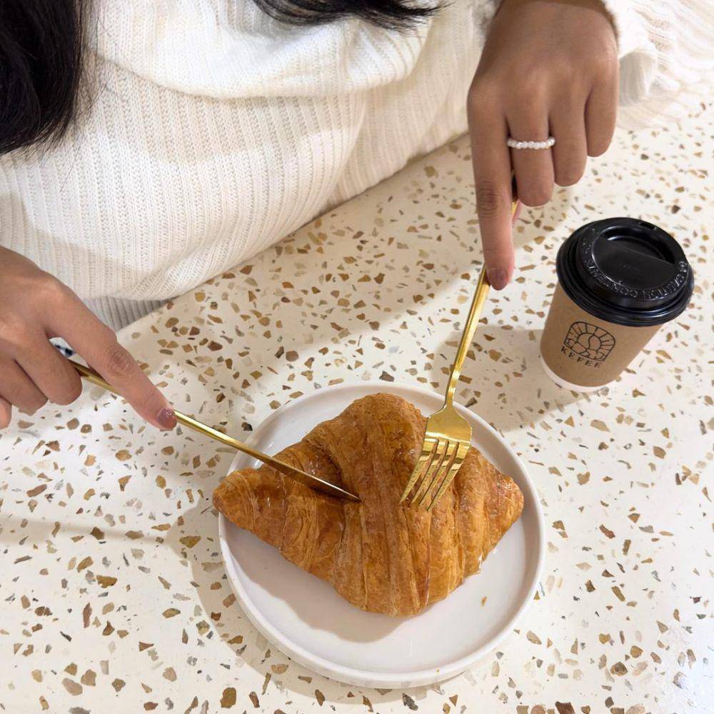 Sajian croissant dan kopi di Kefee Coffee & Bakery (Instagram/@kefee.idn)