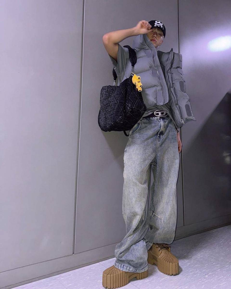 baggy jeans ala Hoshi SEVENTEEN (instagram.com/ho5hi_kwon)