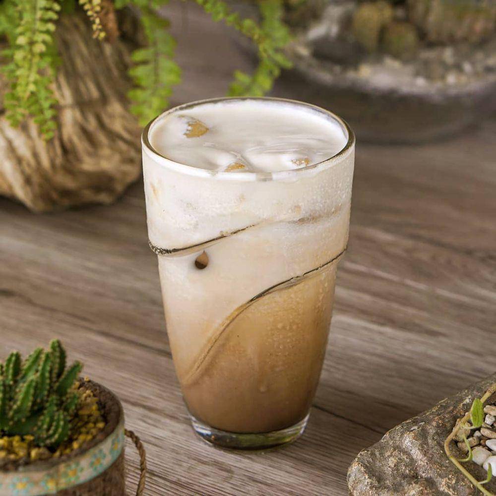 Es kopi susu krim keju (instagram.com/fika.coffees)