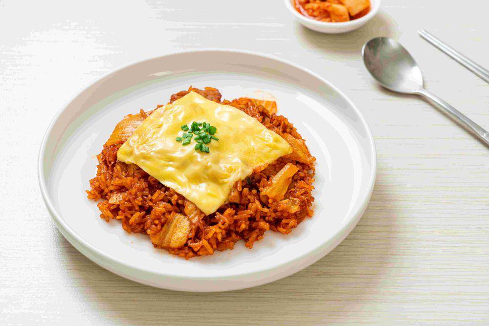 ilustrasi nasi goreng kimchi dengan keju (vecteezy.com/Natthapon Ngamnithiporn)