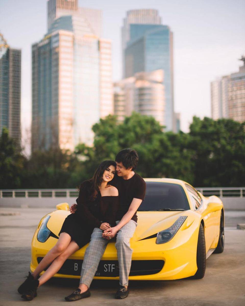prewed baju hitam casual (instagran.com/vicymelanie)