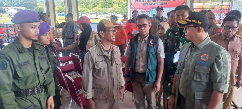 Kepala Pusat Studi Kebencanaan Unhas, Ilham Alimuddin saat meninjau lokasi banjir di Luwu/Istimewa