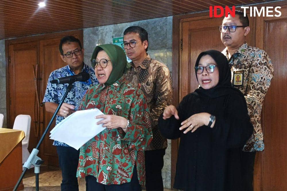 Menteri Sosial Tri Rismaharini tanggapi rumor Pilkada DKI di Gedung Kemensos, Rabu (8/5/2024). (IDN Times/Dini Suciatiningrum)
