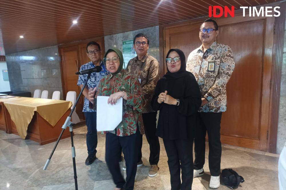 Menteri Sosial Tri Rismaharini tanggapi rumor Pilkada DKI di Gedung Kemensos, Rabu (8/5/2024). (IDN Times/Dini Suciatiningrum)