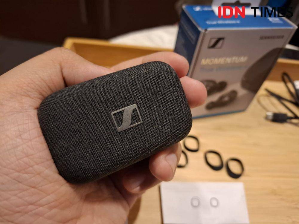 Sennheiser Momentum True Wireless 4 (IDN Times/Fatkhur Rozi)